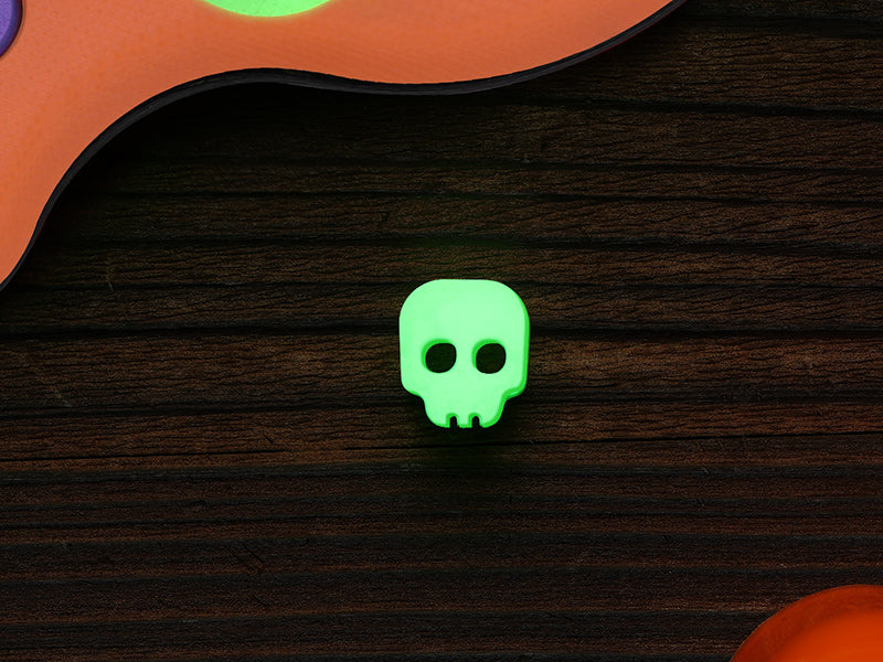 Glow-in-the-dark skull bead included with the Kizer Microbe Halloween Edition